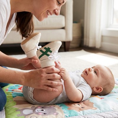 Chaussure bebe avec maman et bébé
