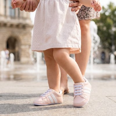 Chaussure bebe rose avec bébé et maman