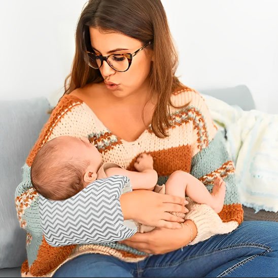 Coussin d'allaitement avec bébé et maman