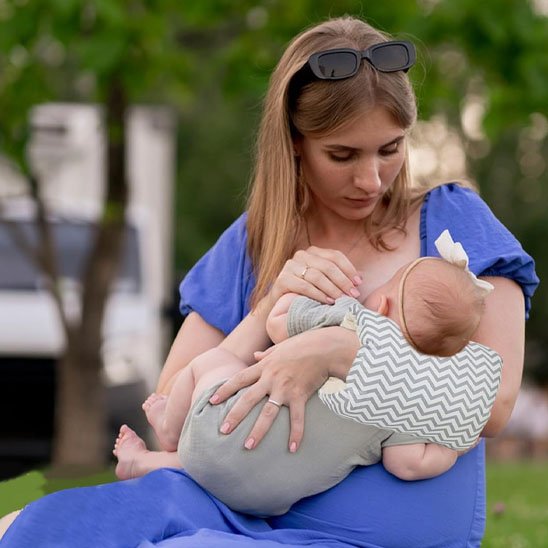 Coussin d'allaitement avec maman qui allaite bébé