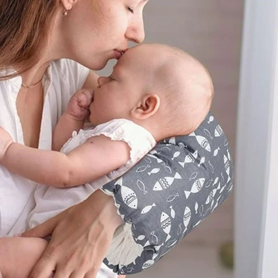 Coussin d'allaitement poisson gris avec maman et bébé