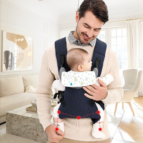 Porte bébé avec bébé sur le ventre de papa