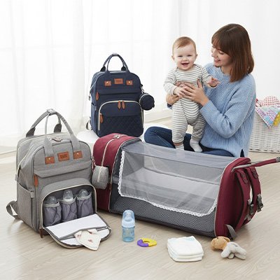 Sac a langer bleu, rouge et gris avec maman et bébé