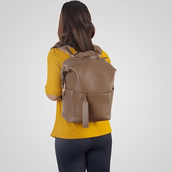 Sac a langer couleur chameau sur le dos de maman