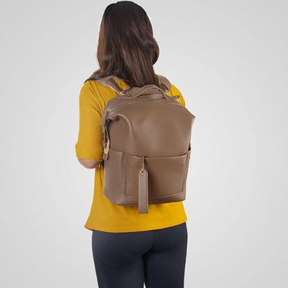 Sac a langer couleur chameau sur le dos de maman