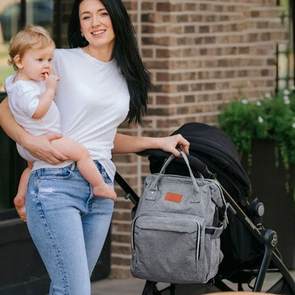 Sac a langer gris avec maman et bébé et une poussette