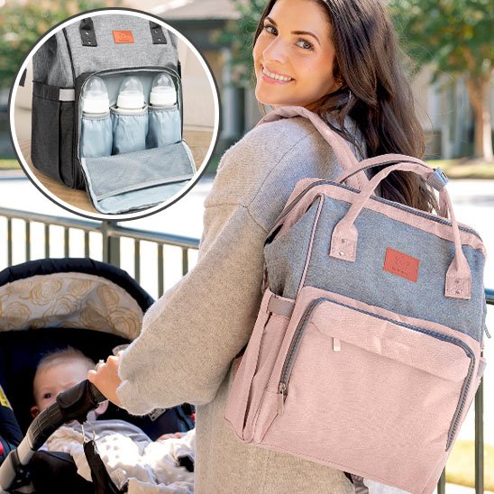 Sac a langer gris et rose avec maman et bébé dans une poussette