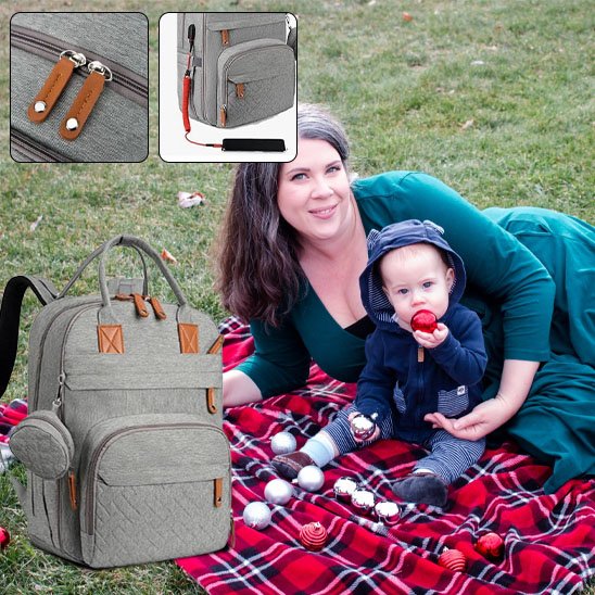 Sac a langer gris pâle avec maman et bébé sur une couverture