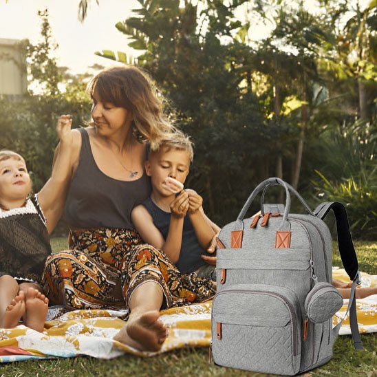Sac a langer gris pâle avec maman fillette et garçon