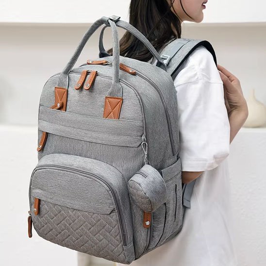 Sac a langer gris p¸ale sur le dos de maman