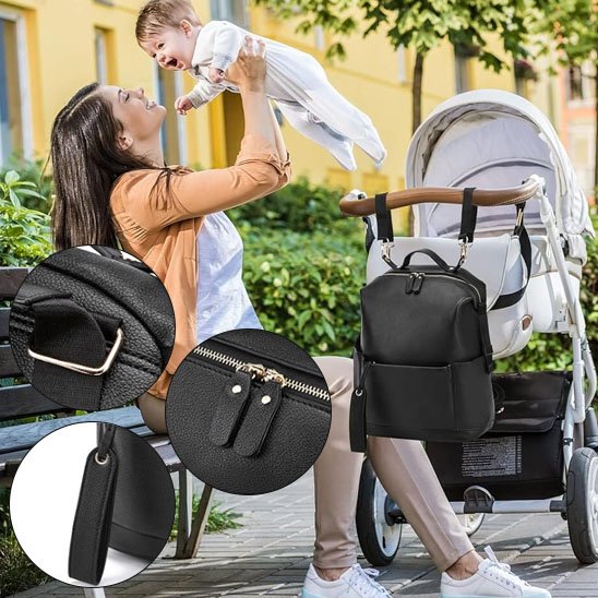 Sac a langer noir avec maman qui tient bébé dans les airs