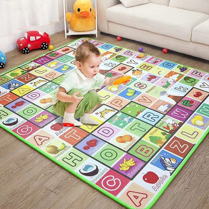 tapis d'éveil avec bébé qui s'amuse