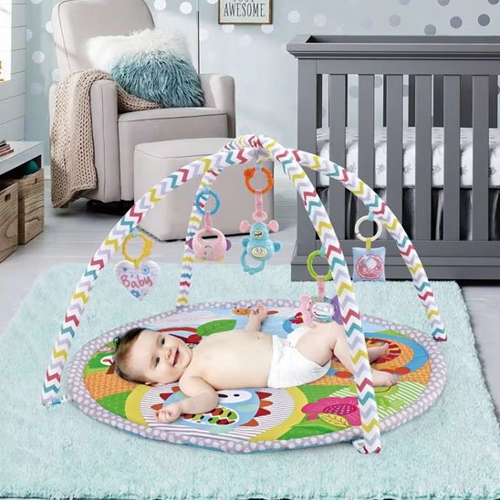 tapis d'éveil avec des zigzags rouge, bleu et jaune avec bébé sur le dos