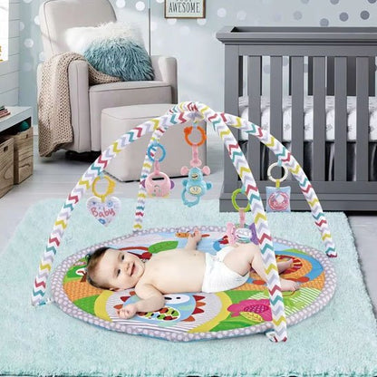 tapis d'éveil avec des zigzags rouge, bleu et jaune avec bébé sur le dos