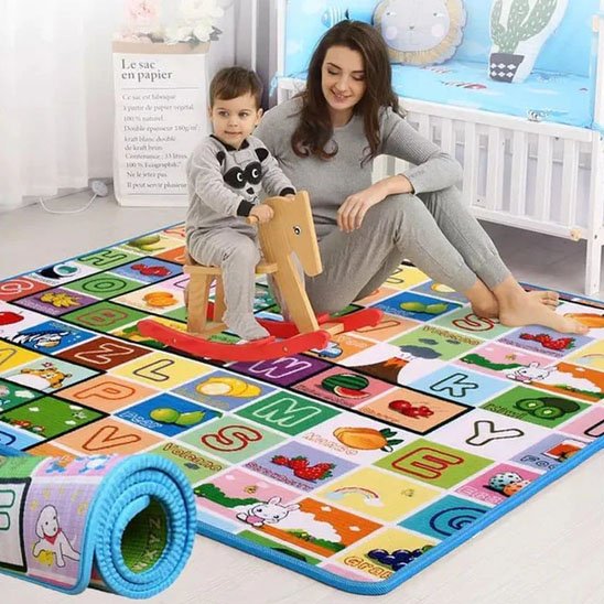 tapis d'éveil avec garçon et maman