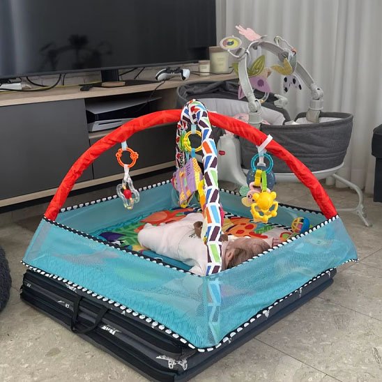 tapis d'éveil bleu avec bébé sur le dos