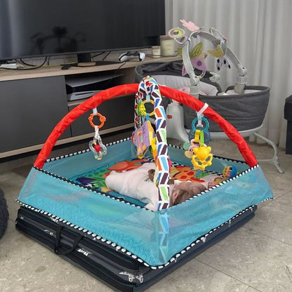 tapis d'éveil bleu avec bébé sur le dos