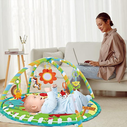 tapis d'éveil bleu, vert et jaune avec bébé sur le dos et maman qui regarde