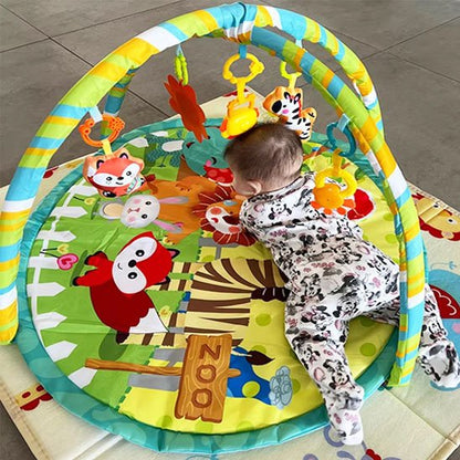 tapis d'éveil bleu, vert et jaune avec bébé sur le ventre
