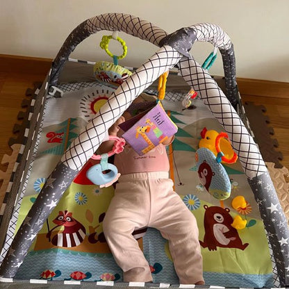 tapis d'éveil gris avec bébé sur le dos