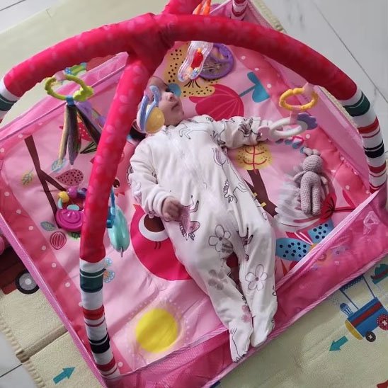 tapis d'éveil rose avec bébé sur le dos