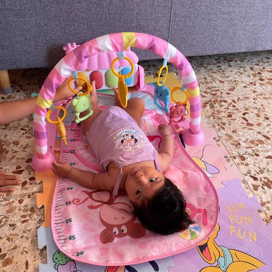 tapis d'éveil rose avec bébé