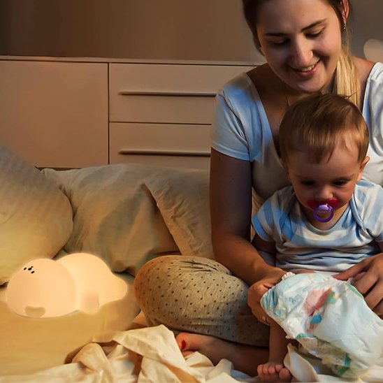 Veilleuse bébé avec maman qui joue avec bébé