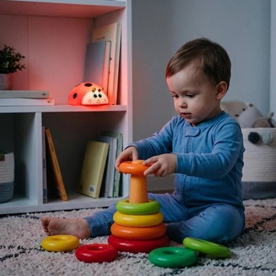 Veilleuse bébé coccinelle avec enfant qui joue