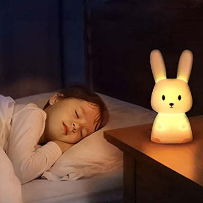 Veilleuse bébé lapin avec enfant dormant