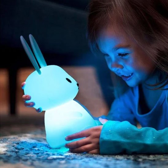 Veilleuse bébé lapin bleu avec enfant souriant