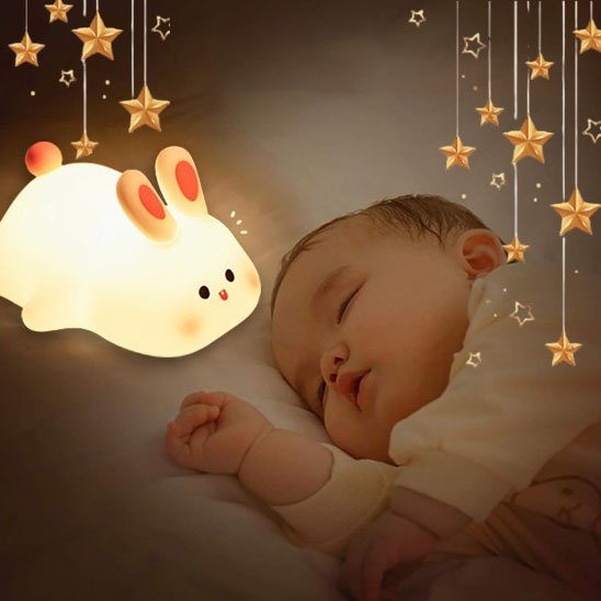 Veilleuse bébé lapin veillant sur bébé qui dort