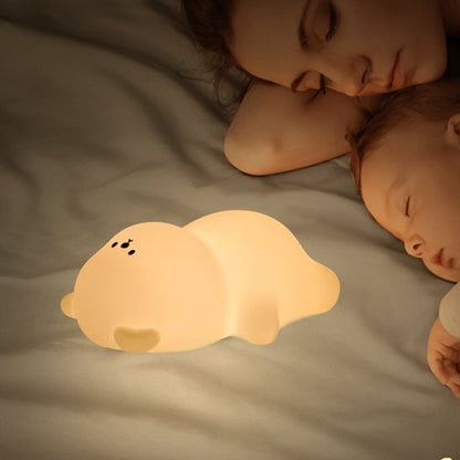 Veilleuse bébé ours mignon dans le lit avec bébé et maman qui dorment