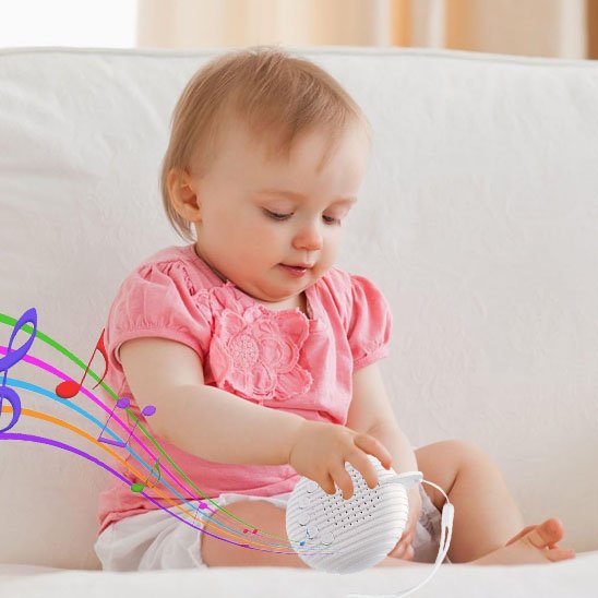 Veilleuse bruit blanc dans les main de bébé