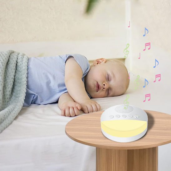 Veilleuse bruit blanc sur table avec bébé qui dort dans son lit