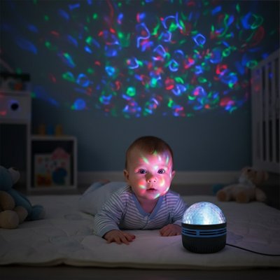 Veilleuse projection avec bébé qui regarde le projecteur