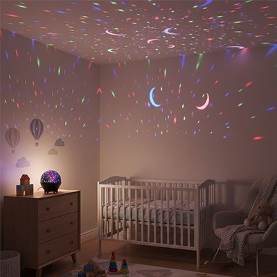 Veilleuse projection éclairant mur et plafond avec lit de bébé et chaise