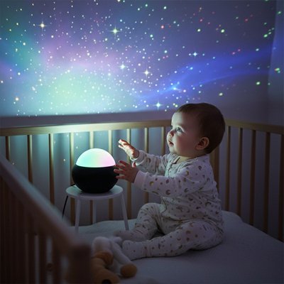 Veilleuse projection noire avec bébé assis dans son lit