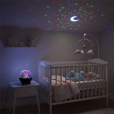 Veilleuse projection sur tabouret avec bébé qui dort dans son lit